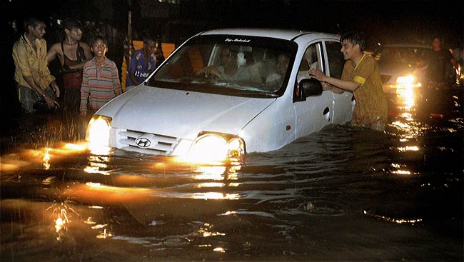 heavyrainthrowsroadandrailtrafficoutofgearinmumbai